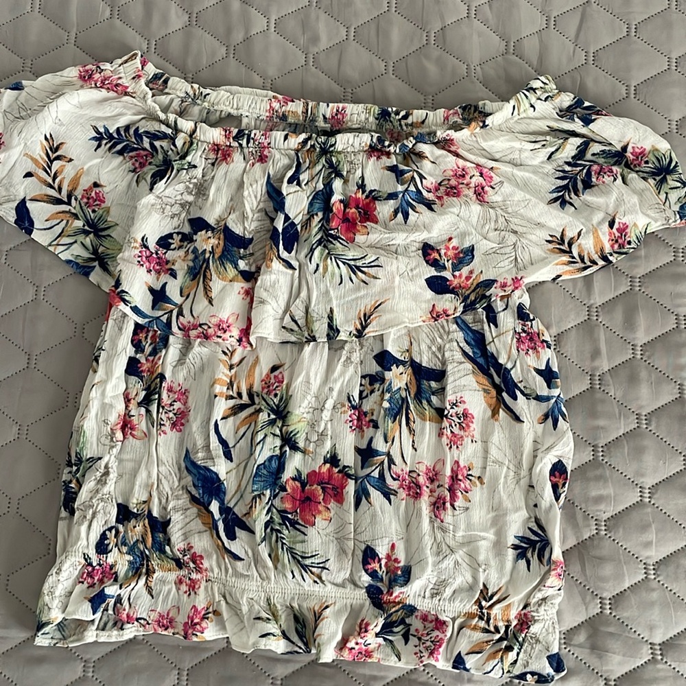 SOLDFloral crop off shoulder elastic waist. Vacay mode.